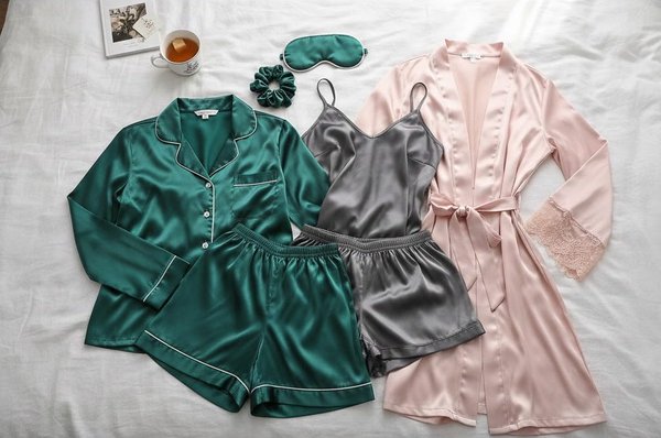 Les pyjamas en soie pour femme : allier confort et style raffiné